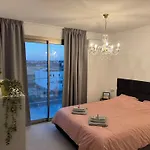 Апартаменти Brandnew Rooftop Flat Near Mall