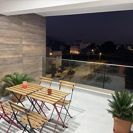 Brandnew Rooftop Flat Near Mall