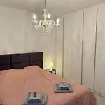 Brandnew Rooftop Flat Near Mall 아파트