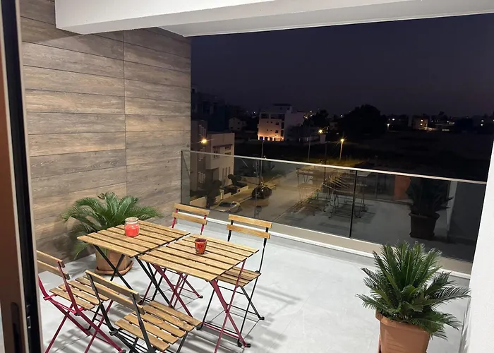 Brandnew Rooftop Flat Near Mall
